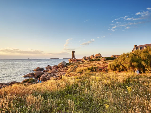 Balade au coucher du soleil, le long de la cote de Granit Rose