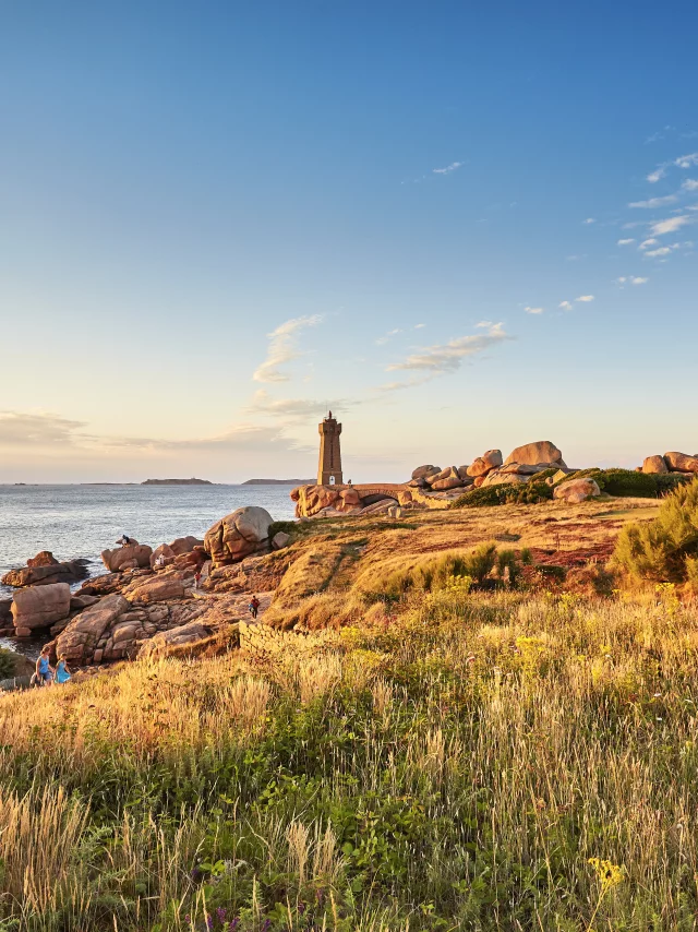 Balade au coucher du soleil, le long de la cote de Granit Rose