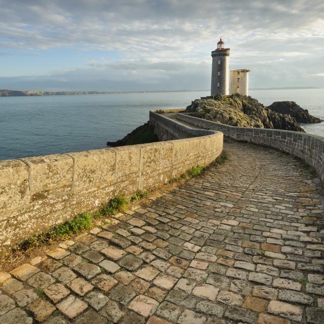 Le phare de la pointe du Petit Minou et la rade de Brest