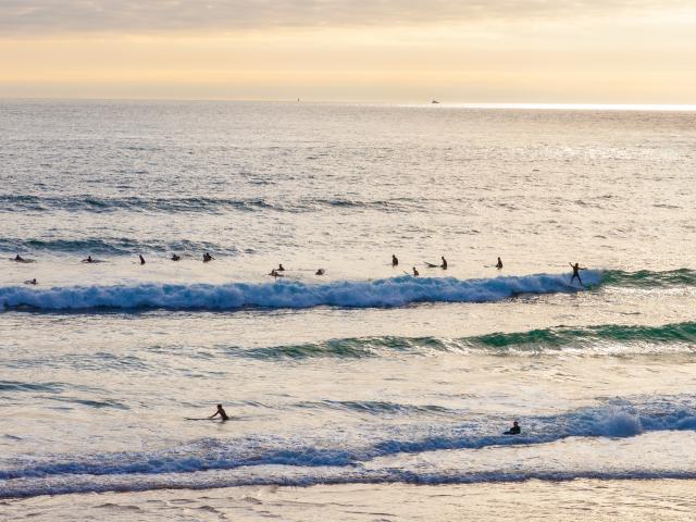 surfeurs-sur-la-plage-du-minou-eugenie-ragot.jpg