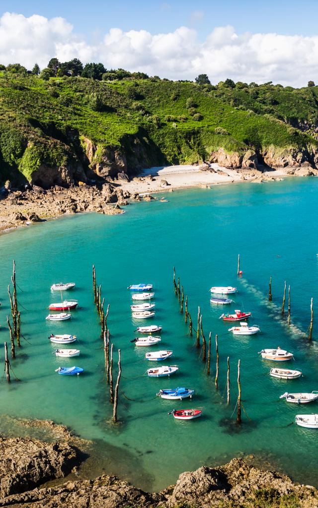 Plouha - Plage de Port Moguer et port de Gwin Zegal, mouillage sur pieux de bois