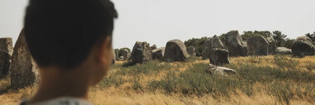 Un enfant admire les mystiques Alignements de Carnac