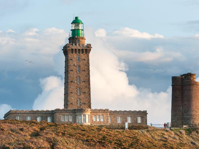 Le Cap Frehel abrite une reserve ornithologique, le phare dans les nuages