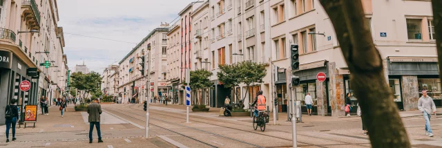 Brest - Rue de Siam - Rails de metro - Immeuble - Centre-ville - Boutique