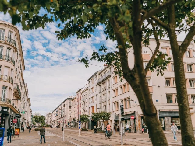 Brest - Rue de Siam - Rails de metro - Immeuble - Centre-ville - Boutique