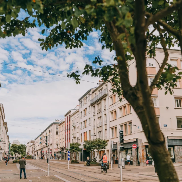 Brest - Rue de Siam - Rails de metro - Immeuble - Centre-ville - Boutique