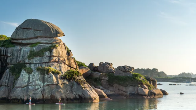 France, Côtes-d'Armor (22), Perros-Guirec, Ploumanac'h, paddle sur la côte de Granit Rose // France, Cotes d'Armor, Perros-Guirec, Ploumanac'h, ​​paddle along the coast of Granit Rose